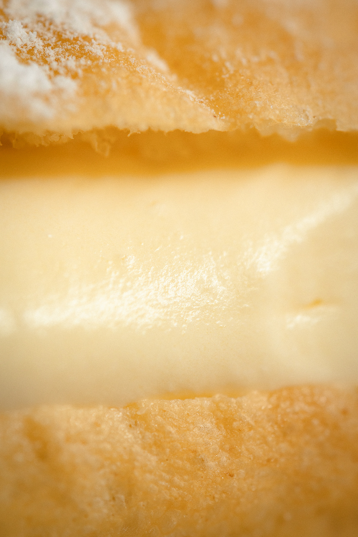 Outils de travail d'un cuisinier sur une planche à découper, mandoline, couteux etc