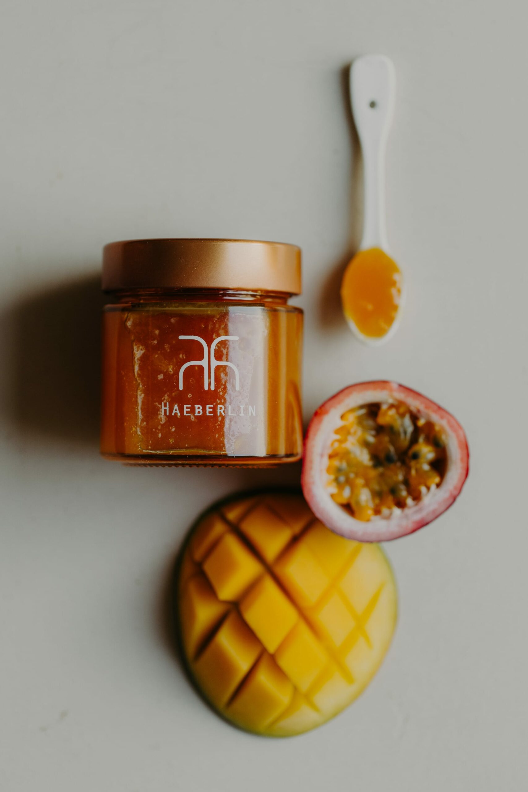 Gros plan sur un plat coloré, avec des légumes coupé finement et joliment placés