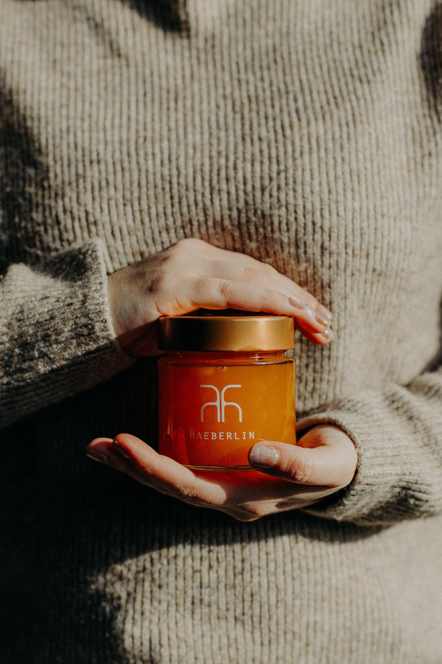 Outils de travail d'un cuisinier sur une planche à découper, mandoline, couteux etc