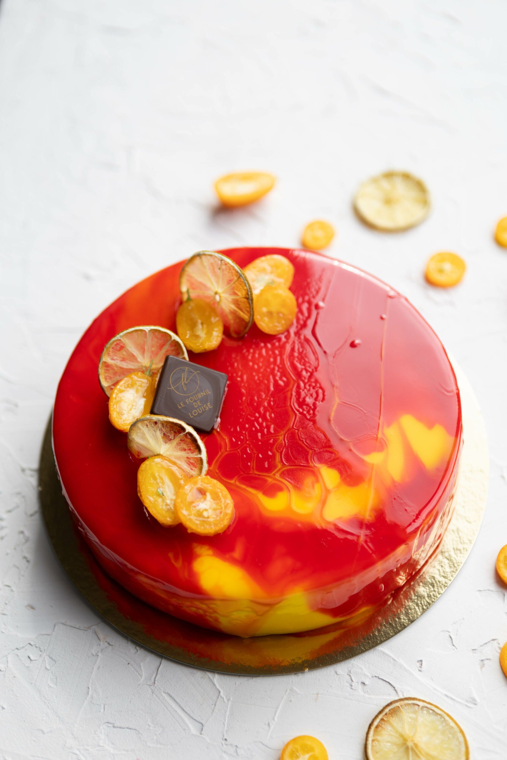 Gros plan sur un plat coloré, avec des légumes coupé finement et joliment placés