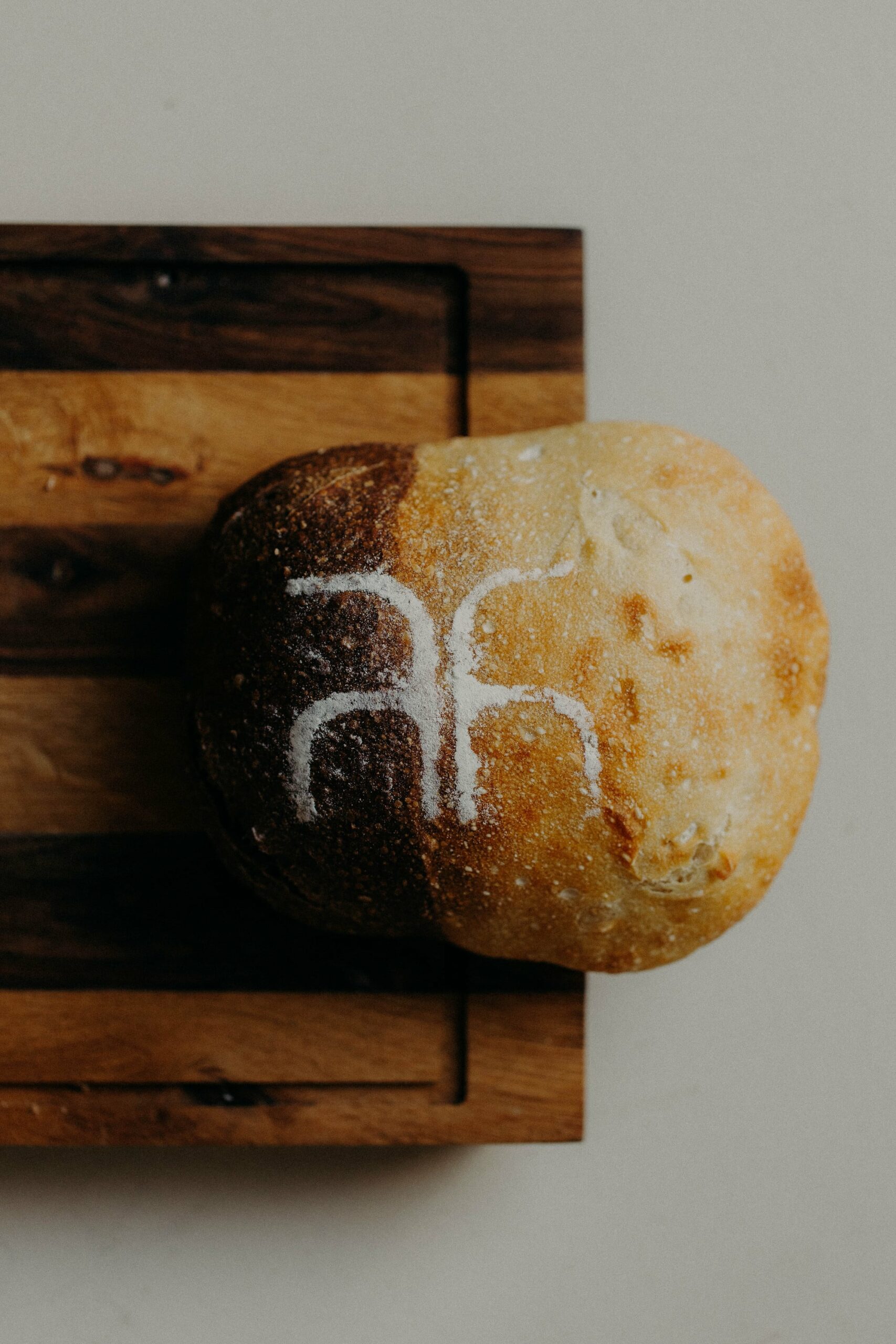 Cuisinière qui passe devant une table dressée, le rendant flou mais très artistique