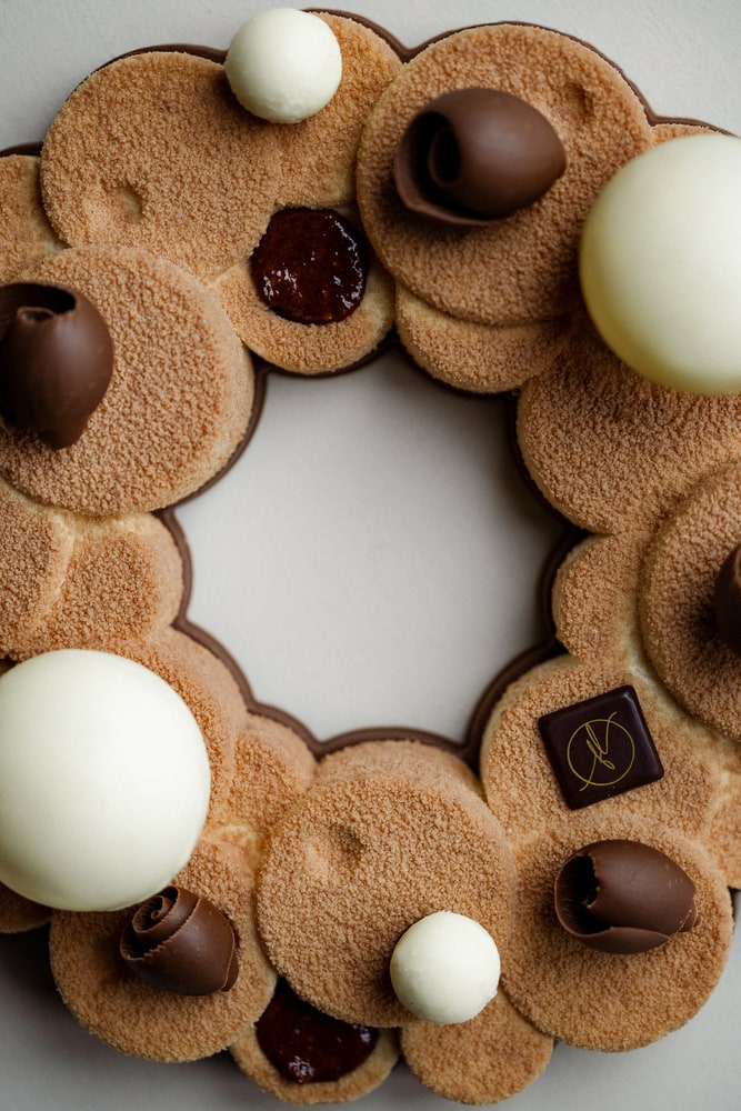 Gros plan sur un plat coloré, avec des légumes coupé finement et joliment placés