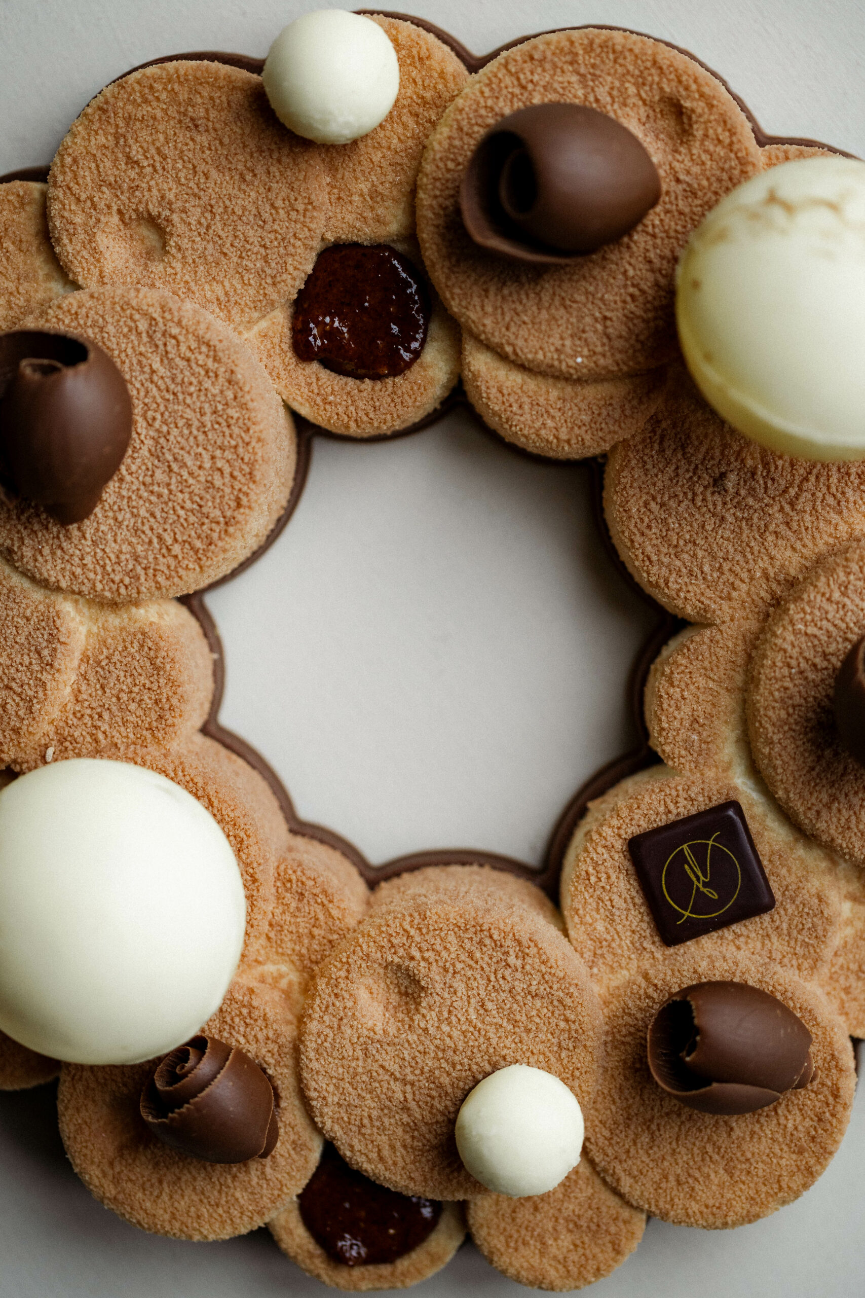 Gros plan sur un plat coloré, avec des légumes coupé finement et joliment placés