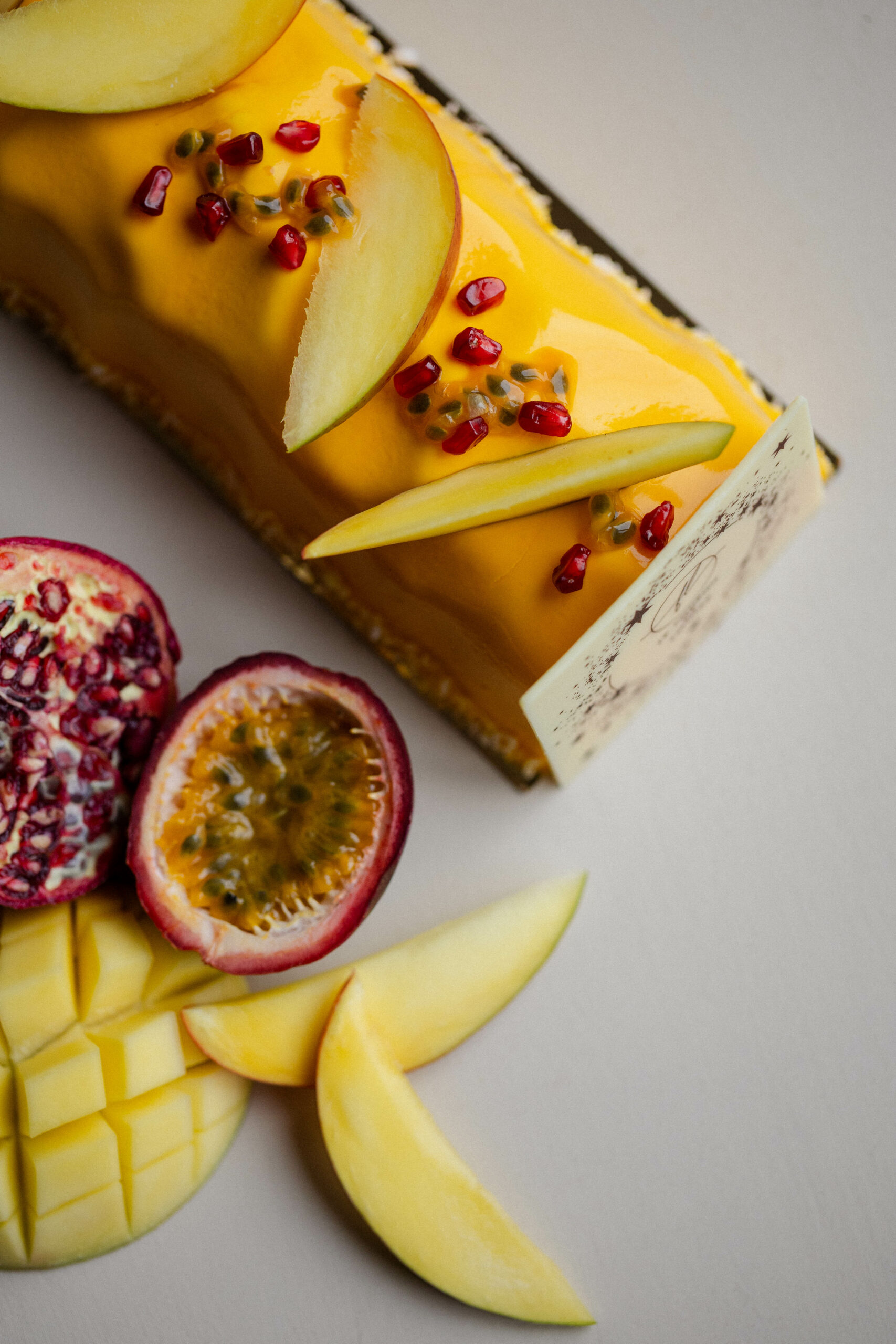 Outils de travail d'un cuisinier sur une planche à découper, mandoline, couteux etc