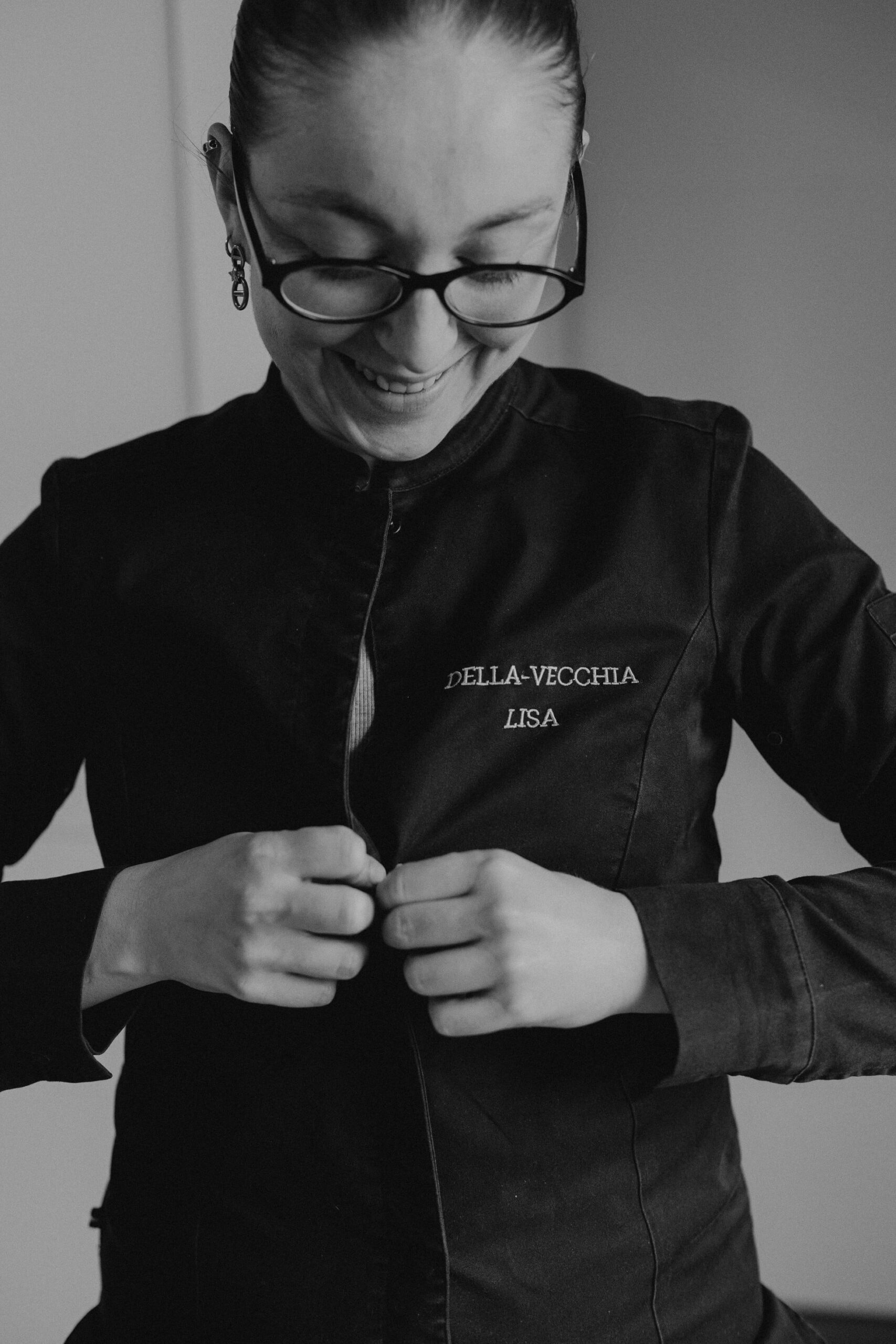 Cuisinière qui passe devant une table dressée, le rendant flou mais très artistique