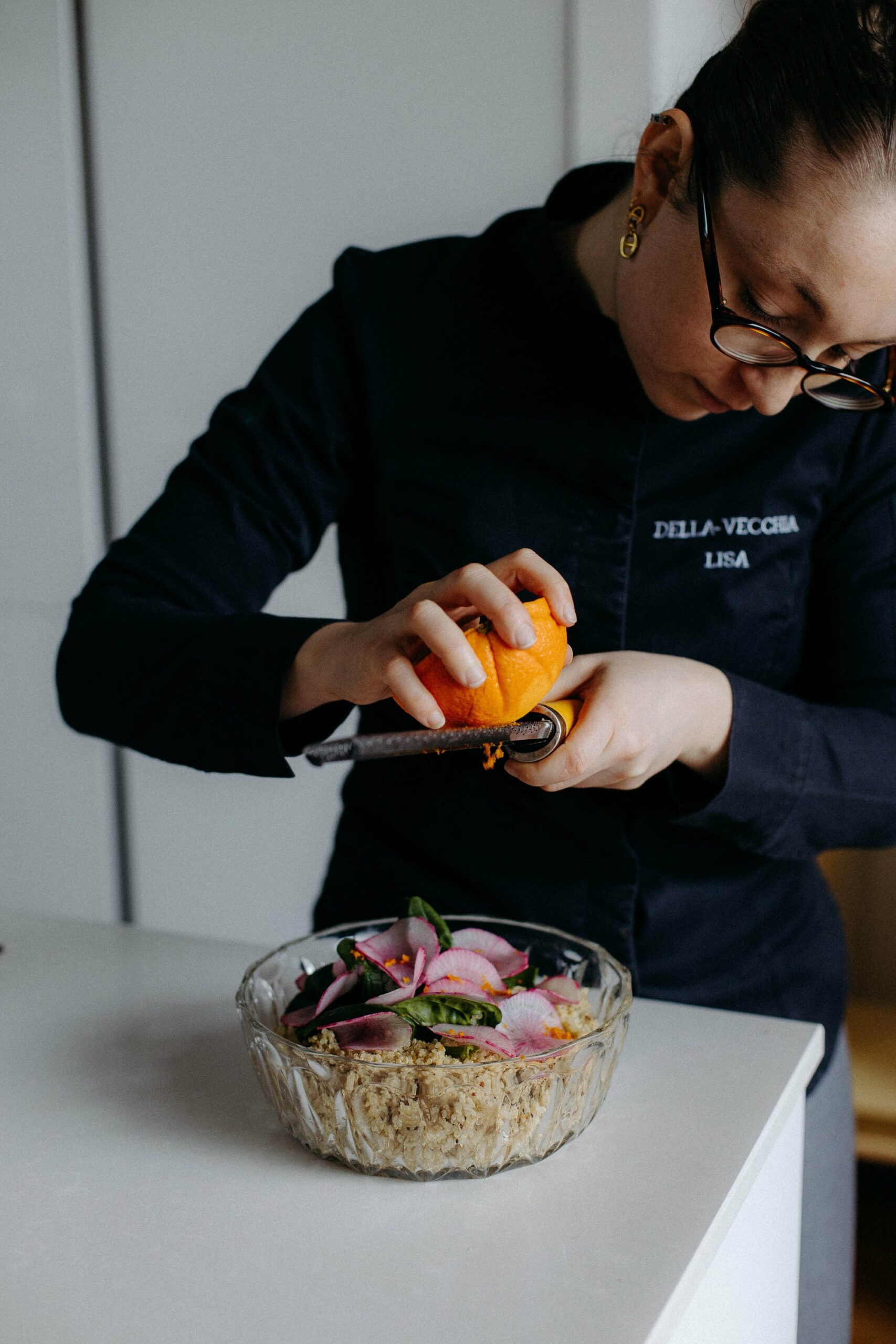 cuisinier qui rape le zeste d'une orange