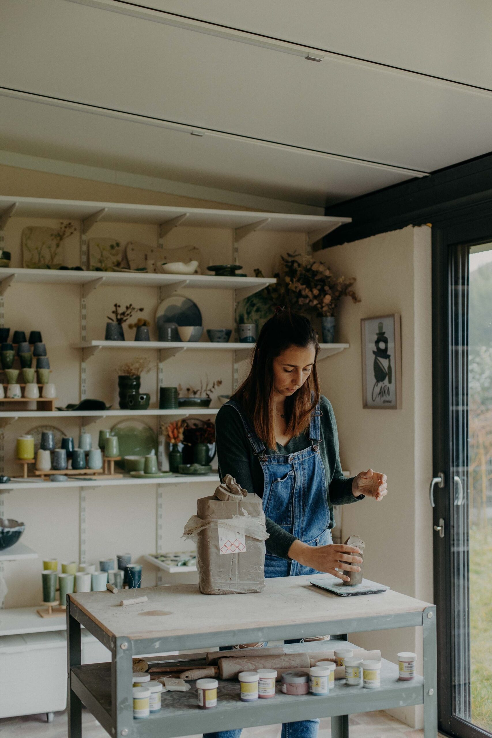 Gros plan sur un plat coloré, avec des légumes coupé finement et joliment placés