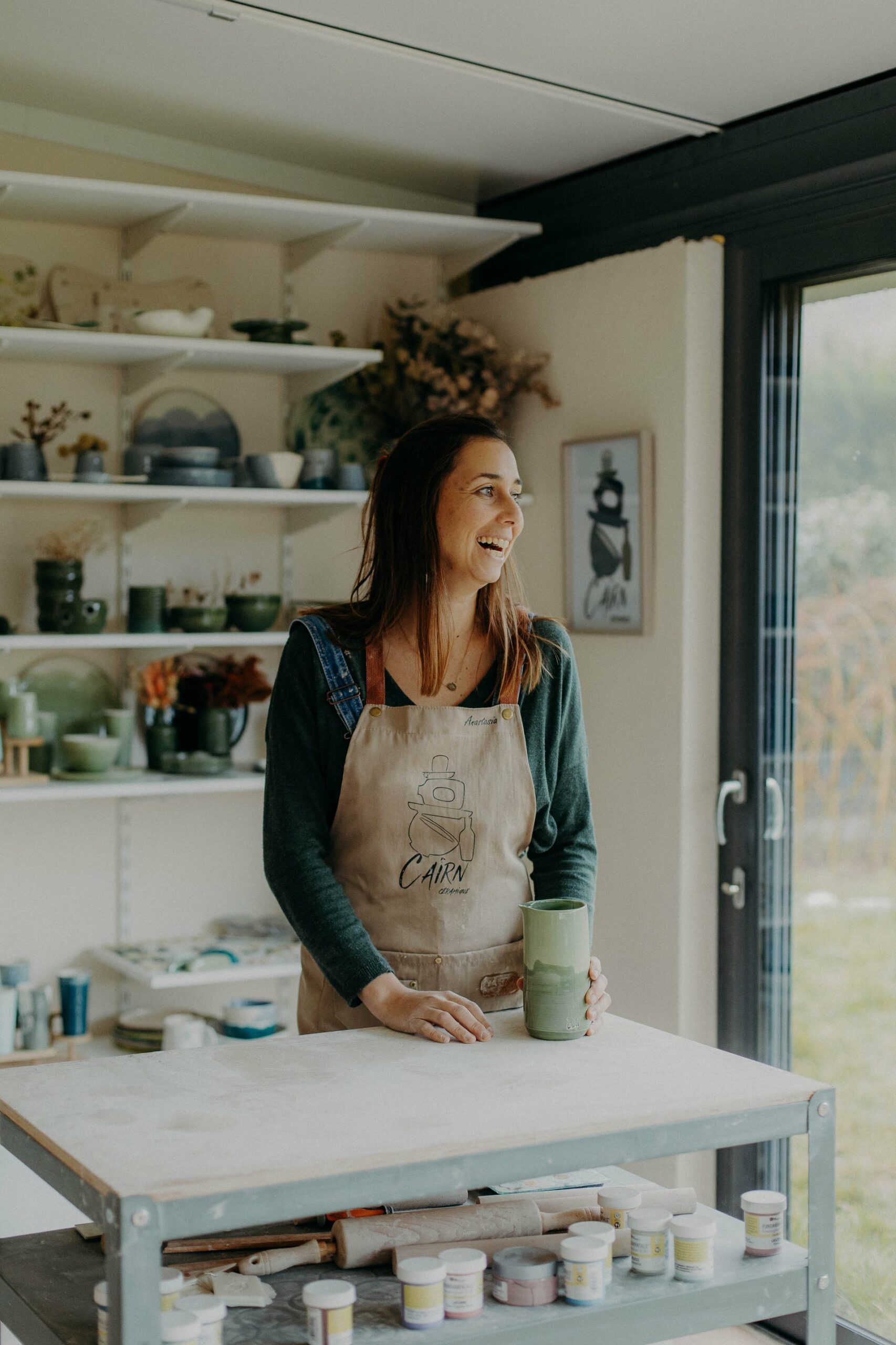 cuisinier qui rape le zeste d'une orange