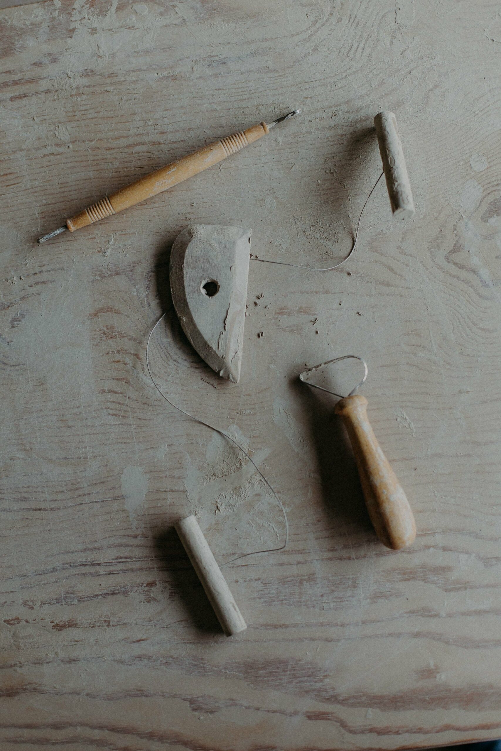 Outils de travail d'un cuisinier sur une planche à découper, mandoline, couteux etc