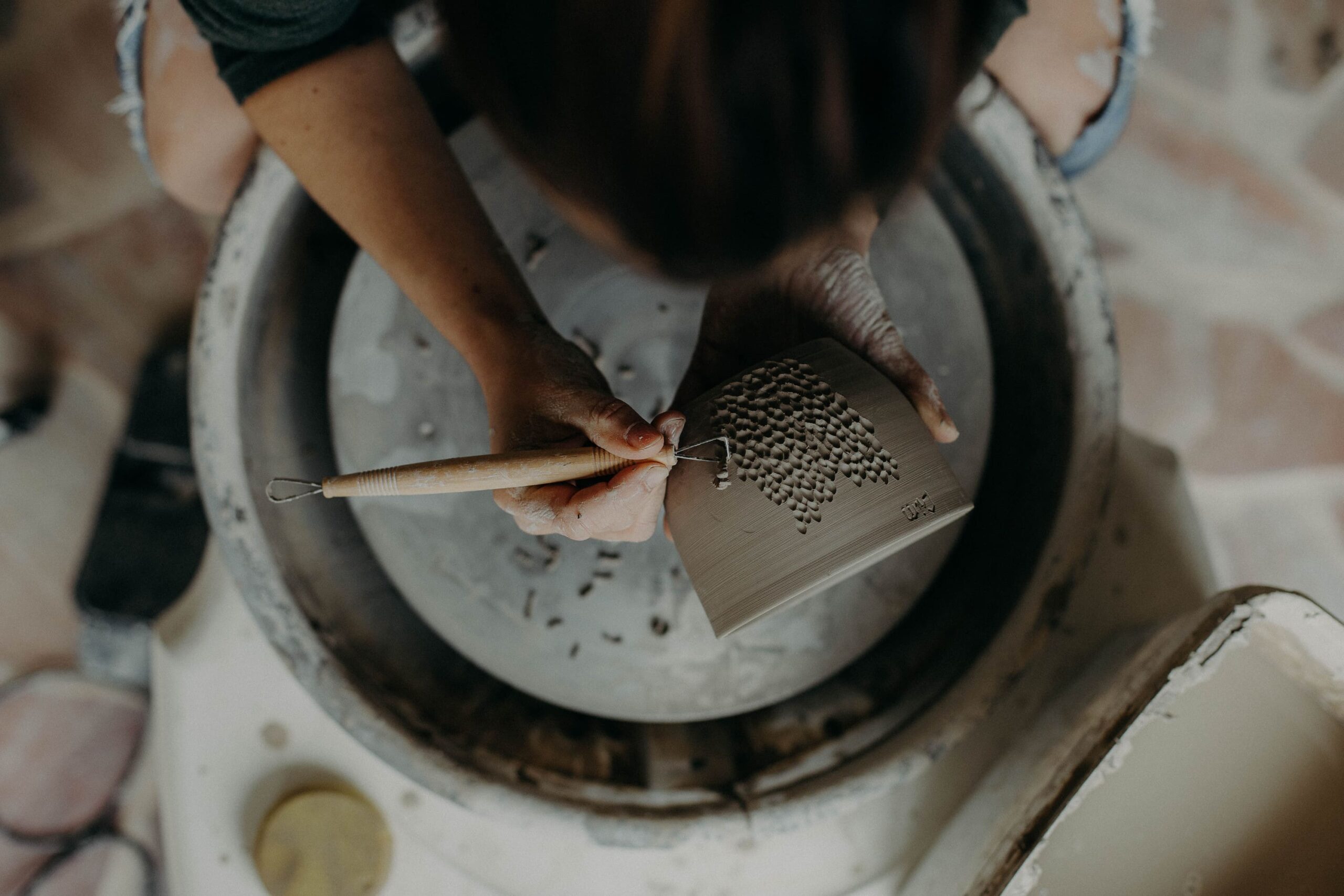 Gros plan sur un plat coloré, avec des légumes coupé finement et joliment placés