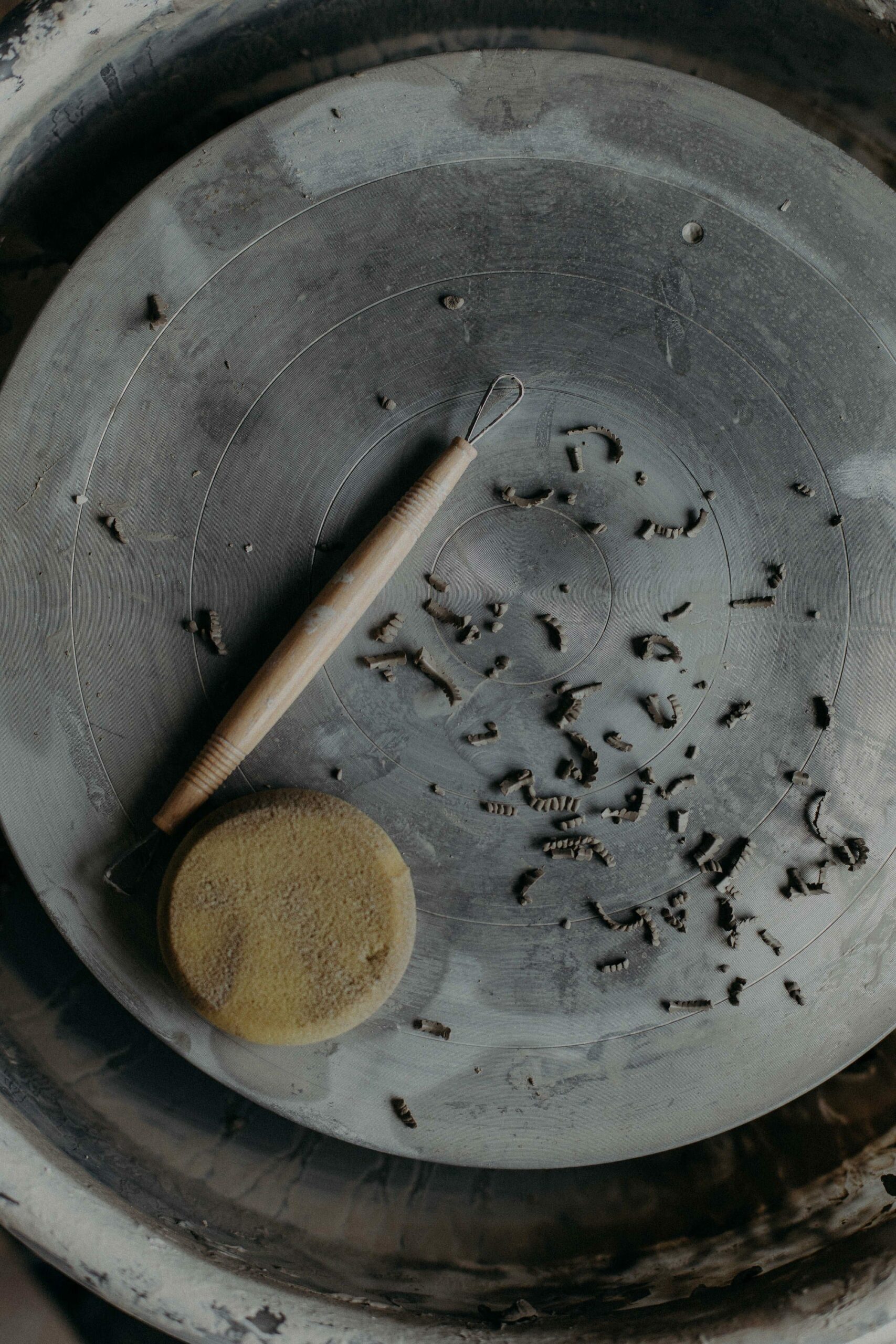 Outils de travail d'un cuisinier sur une planche à découper, mandoline, couteux etc