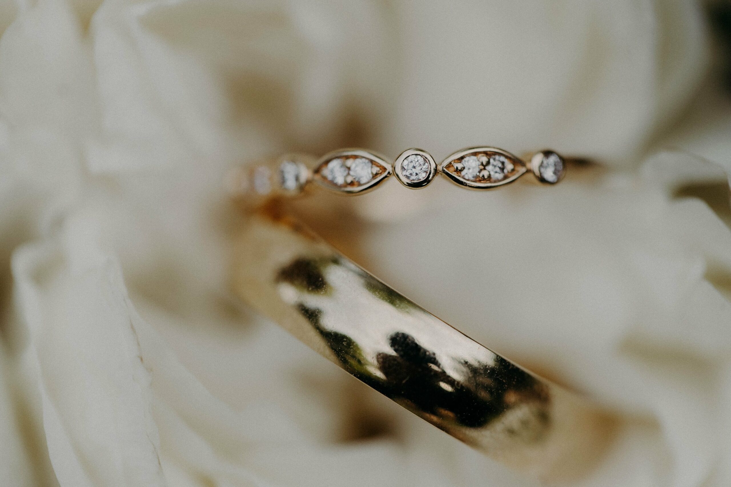photo en macro d'alliance de mariage
