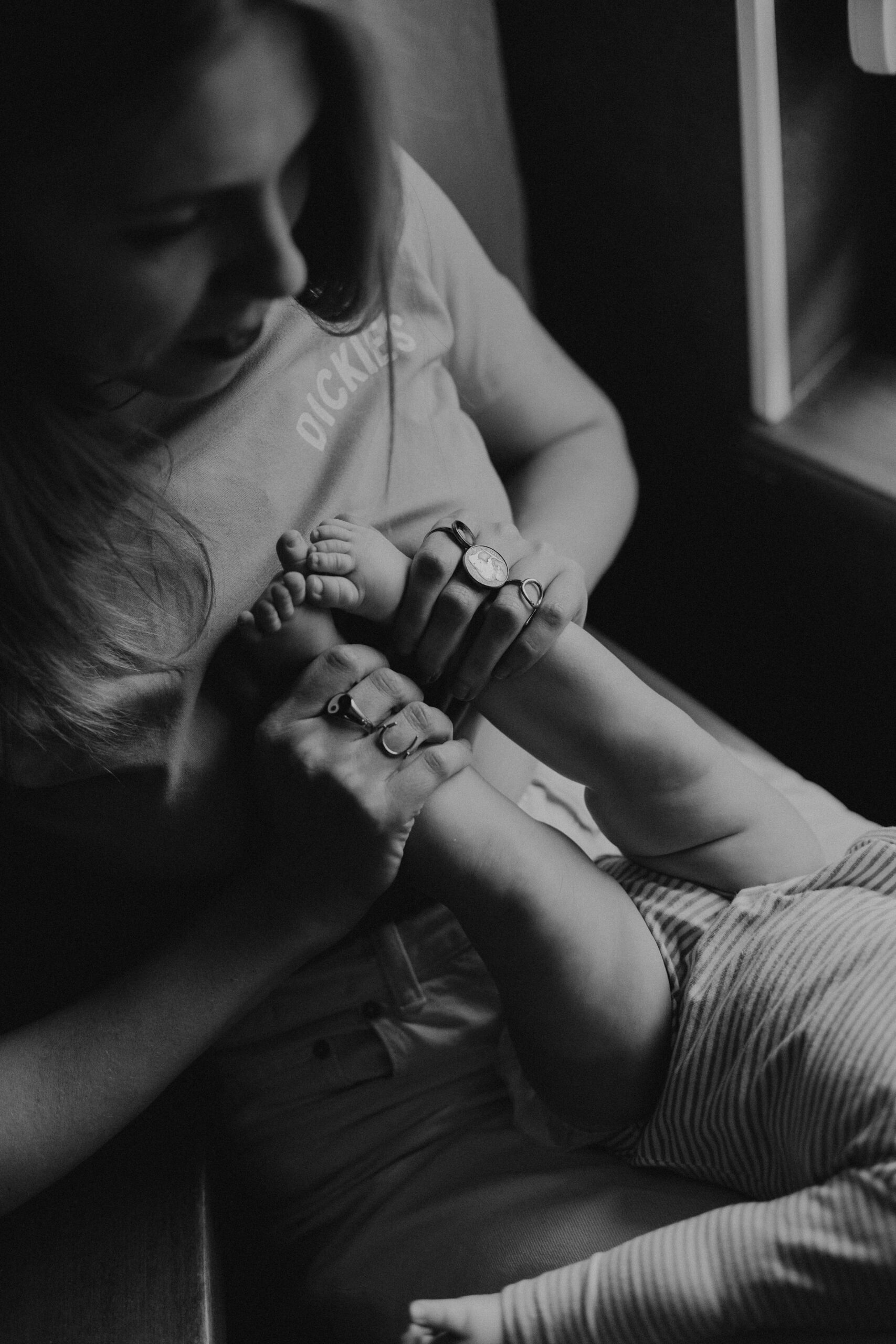 photo maman et bebe avec détails sur les pieds
