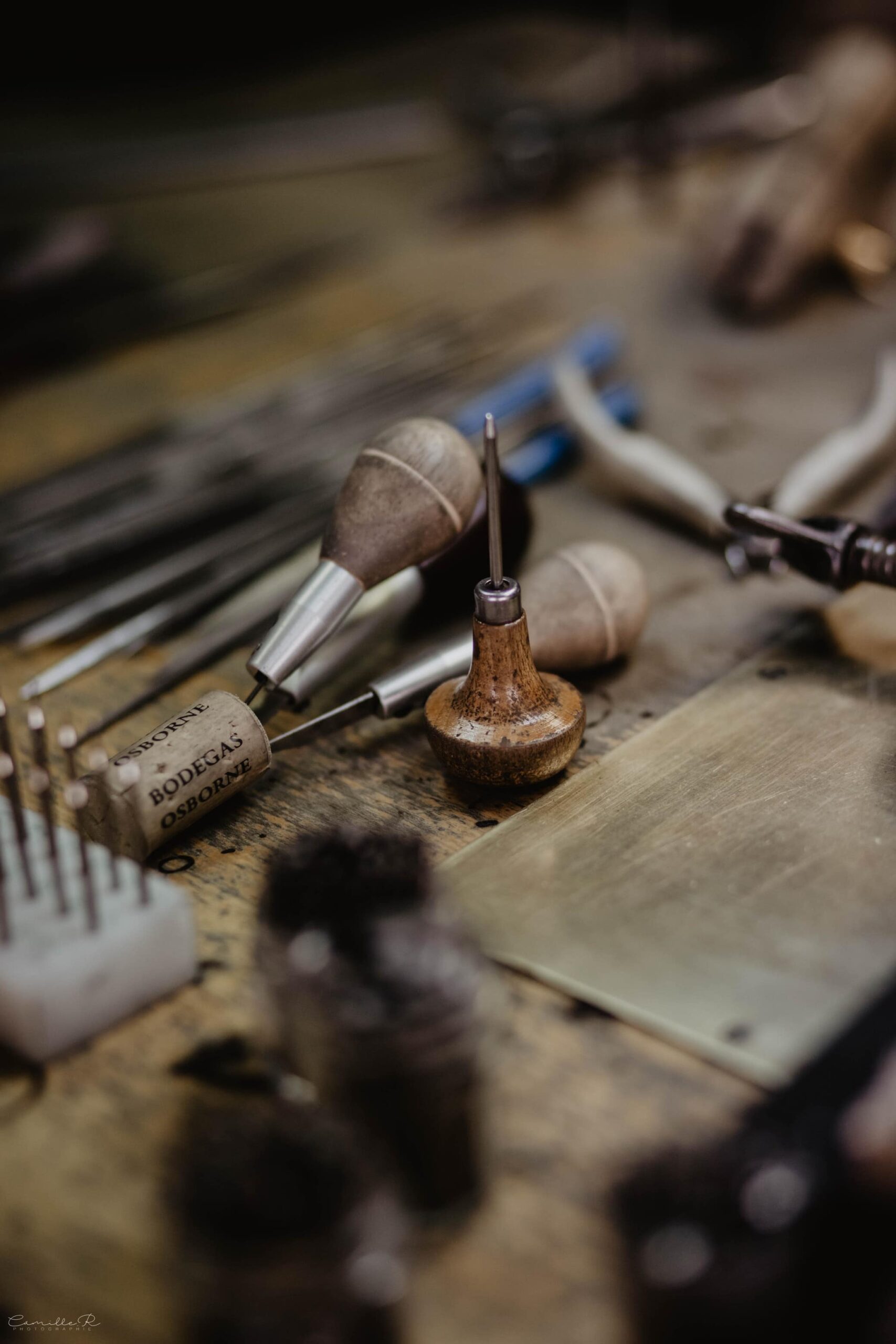 Outils de travail d'un cuisinier sur une planche à découper, mandoline, couteux etc