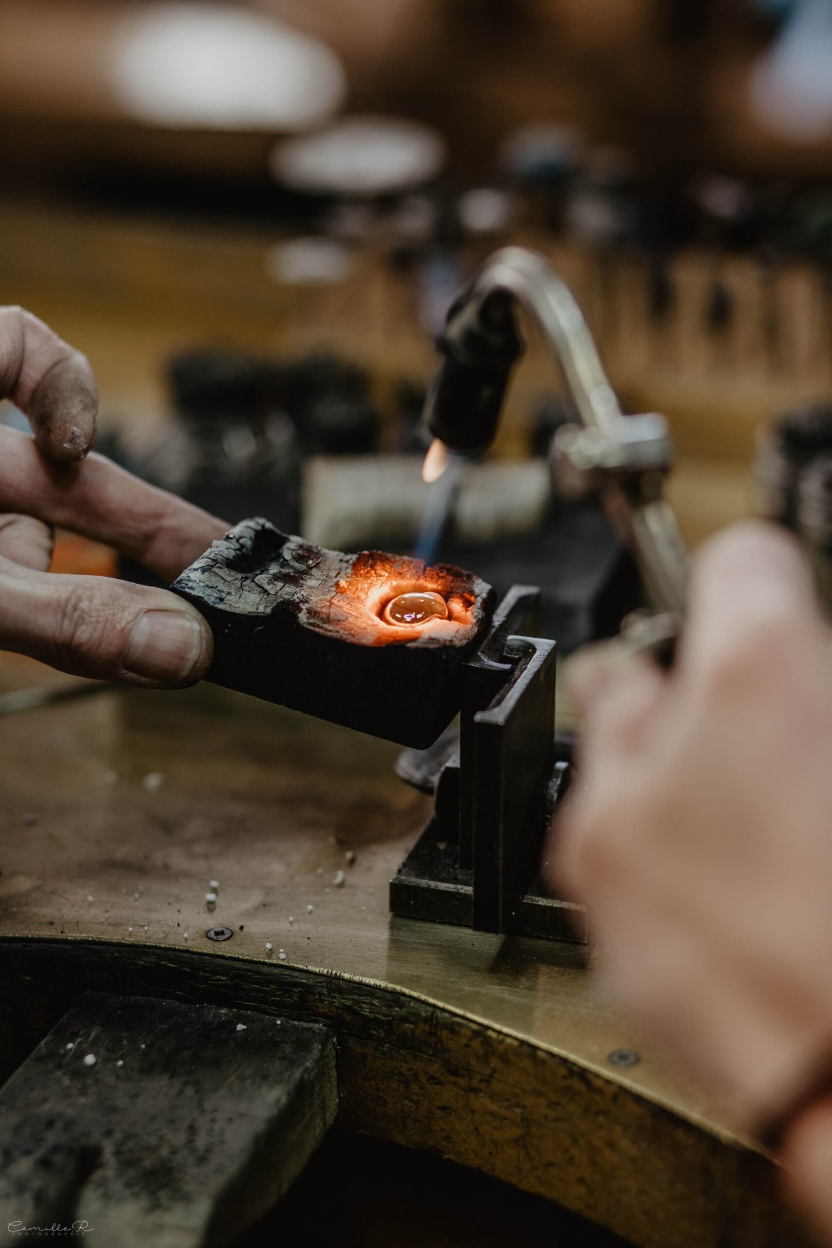 Outils de travail d'un cuisinier sur une planche à découper, mandoline, couteux etc