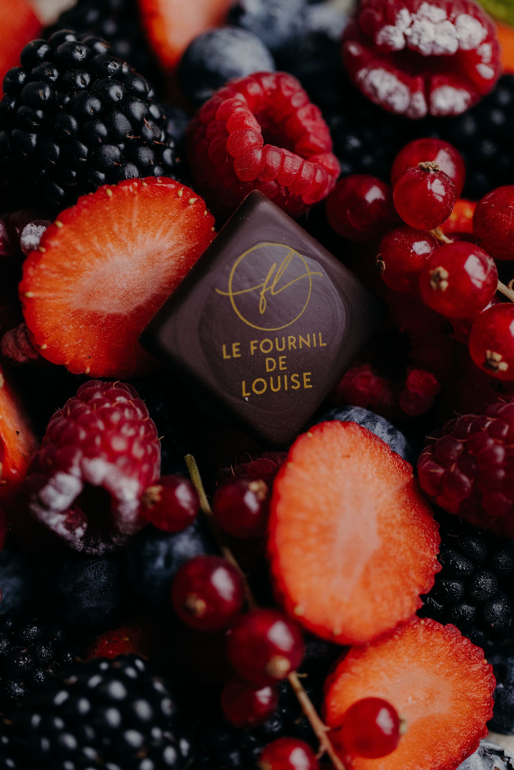 Cuisinière qui passe devant une table dressée, le rendant flou mais très artistique